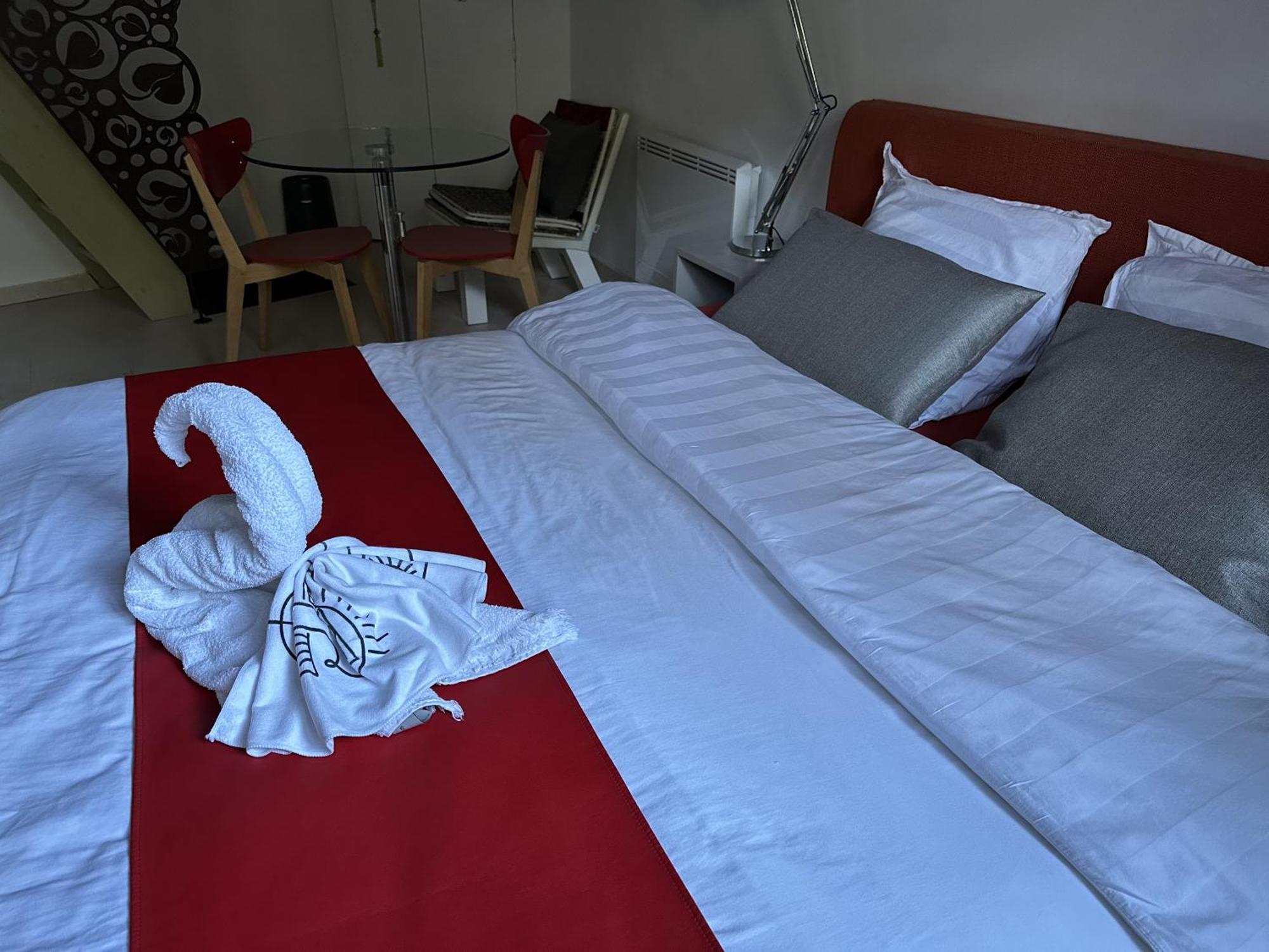 Dun-le-Palestel 48 Urban Suites חדר תמונה